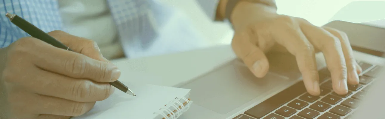 هيدر مقال خطوات البحث العلمي وطريقة عمله. يد تكتب على كيبورد لابتوب